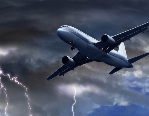 Menghadapi Turbulensi Pesawat dengan Bijak: Panduan untuk Tetap Tenang dan Aman