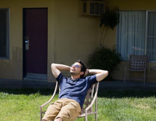 Berjemur Saat Tengah Hari Menyehatkan?