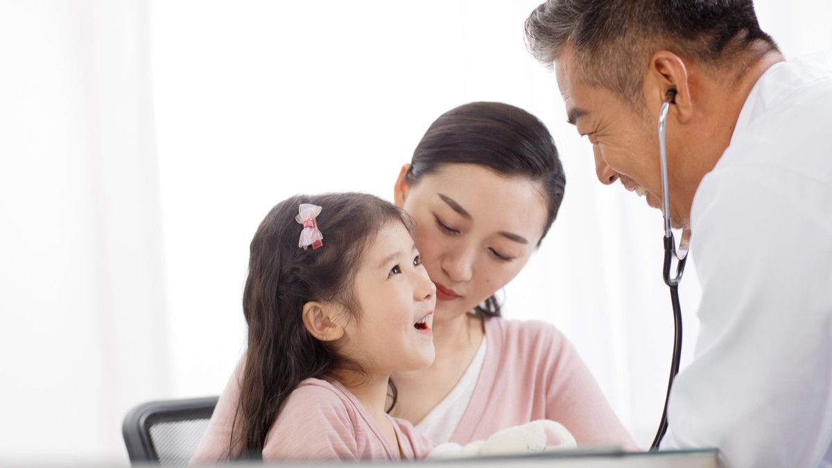 Cuma Berdua ke Dokter dengan Anak? Ini Persiapan yang Harus Dilakukan