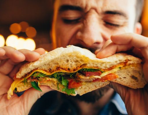 Makan Buru-buru Saat Sahur Mepet Imsak, Ini Bahayanya bagi Perut