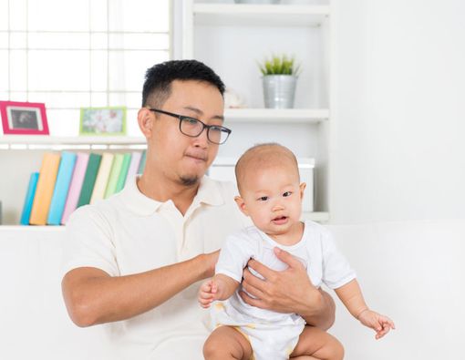 Kiat Mengatasi Cegukan pada Bayi