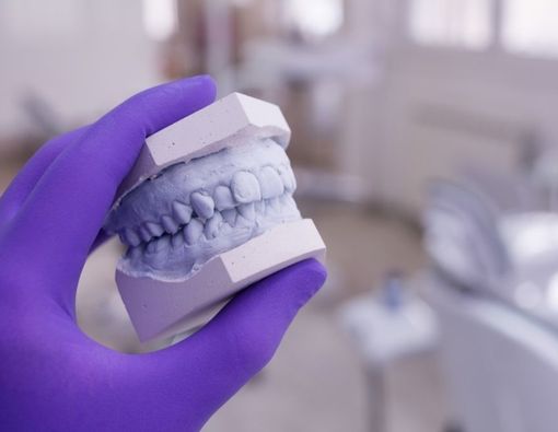 13 Cara Membersihkan Karang Gigi Secara Alami