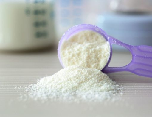 Bolehkah Mencampur Dua Merek Susu Formula untuk Si Kecil?