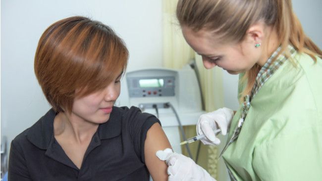 Apa yang Terjadi pada Tubuh Bila Diberi Vaksin Saat Sakit?