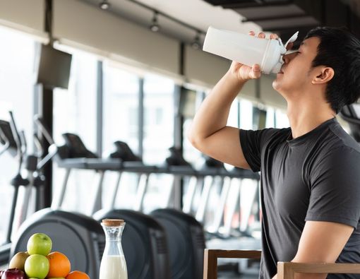 Mana yang Lebih Sehat Dikonsumsi Sebelum Gym, Nasi Lengkap, Jus, atau Susu Protein?