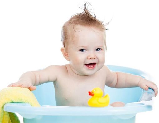 Risiko di Balik Memandikan Bayi Terlalu Lama