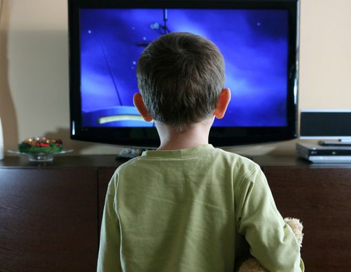 Anak Nonton TV dari Jarak Dekat, Apa Ada Masalah Penglihatan?