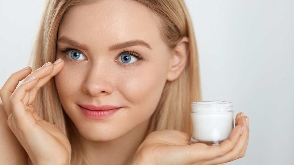 Sudah Pakai Pelembap, Butuh Krim Mata atau Tidak, Ya?