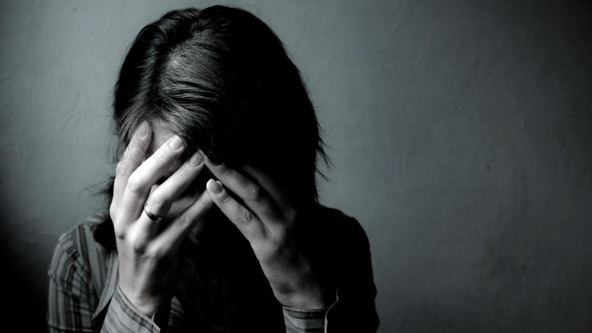 Viral, Perempuan Diduga Dokter Telanjang di Surabaya Akibat Stres