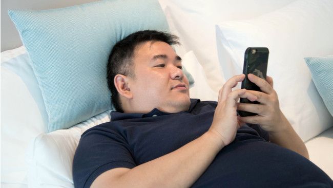 Benarkah Sering Pakai Smartphone Picu Kegemukan?