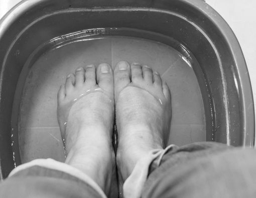 9 Manfaat Sehat Merendam Kaki dengan Air Garam