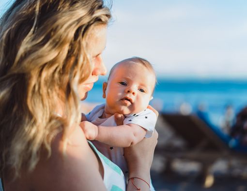 4 Manfaat Sehat Menjemur Bayi