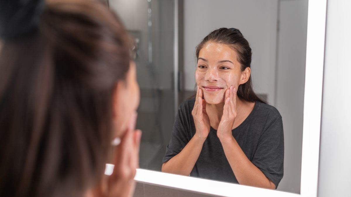 Tips Skincare Malam Supaya Tidak Mengotori Bantal