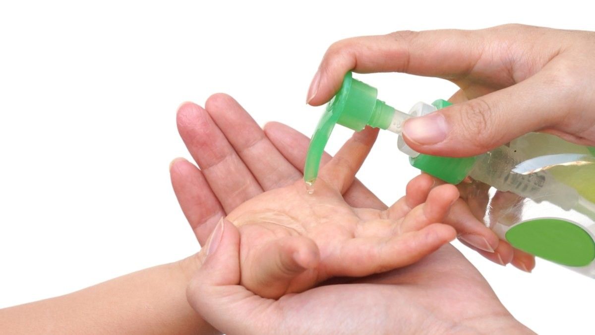Bersihkan Tangan Bayi dengan Hand Sanitizer, Aman atau Tidak, Ya?
