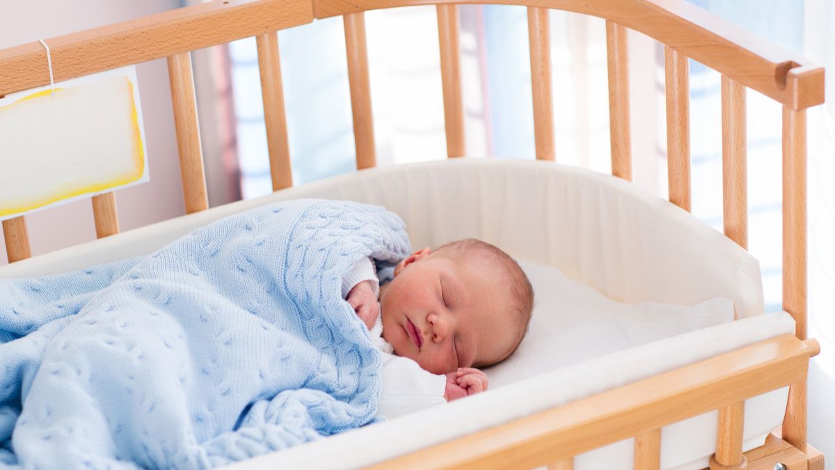 Kiat Memilih Tempat Tidur Bayi yang Aman (FamVeld/Shutterstock)