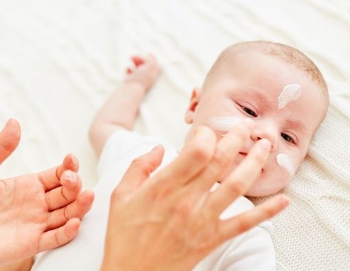 Tips Pakai Skincare untuk Bayi Usia 0 hingga 12 Bulan