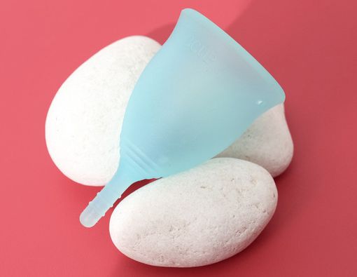 Mau Pakai Menstrual Cup? Ini Tips Aman dari Dokter