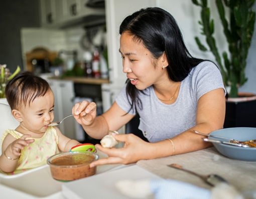 Tips agar Anak Tetap Mau Makan Saat Tumbuh Gigi