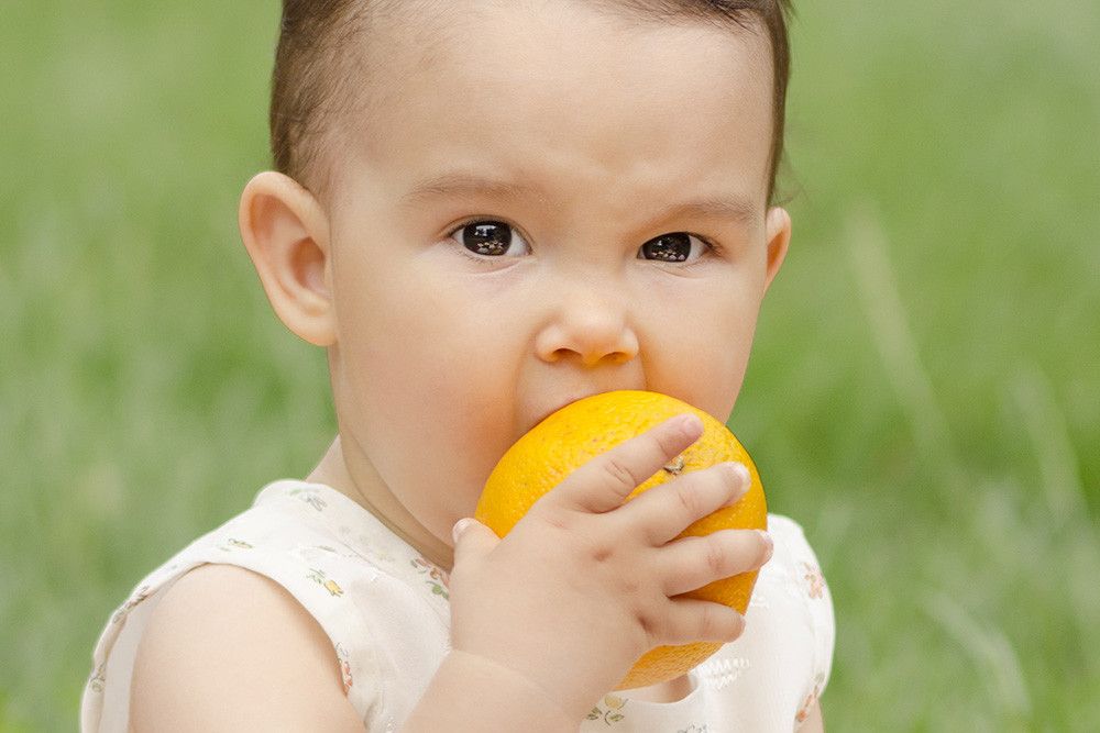 Kapan si Kecil Boleh Makan Buah yang Kecut?
