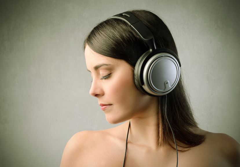 Sering Pakai Headset dan Earphone? Awas Bisa Tuli!