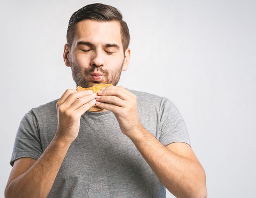 Hobi Makan Junk Food Rentan Picu Alergi?