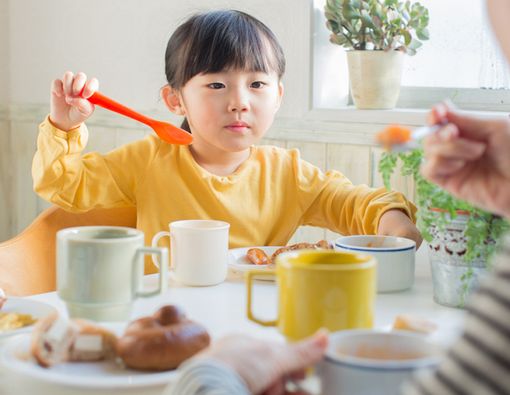 Membangun Kebiasaan Makan yang Baik untuk Anak