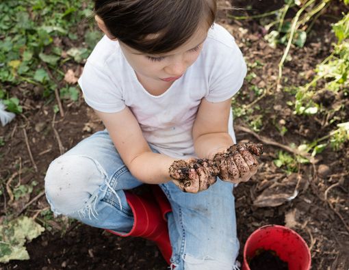 Menjaga Kesehatan Anak yang Suka Main Tanah