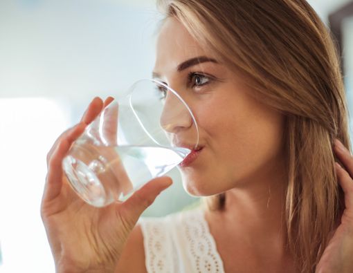 Minum Air yang Mengandung Mikroplastik, Bahayakah?