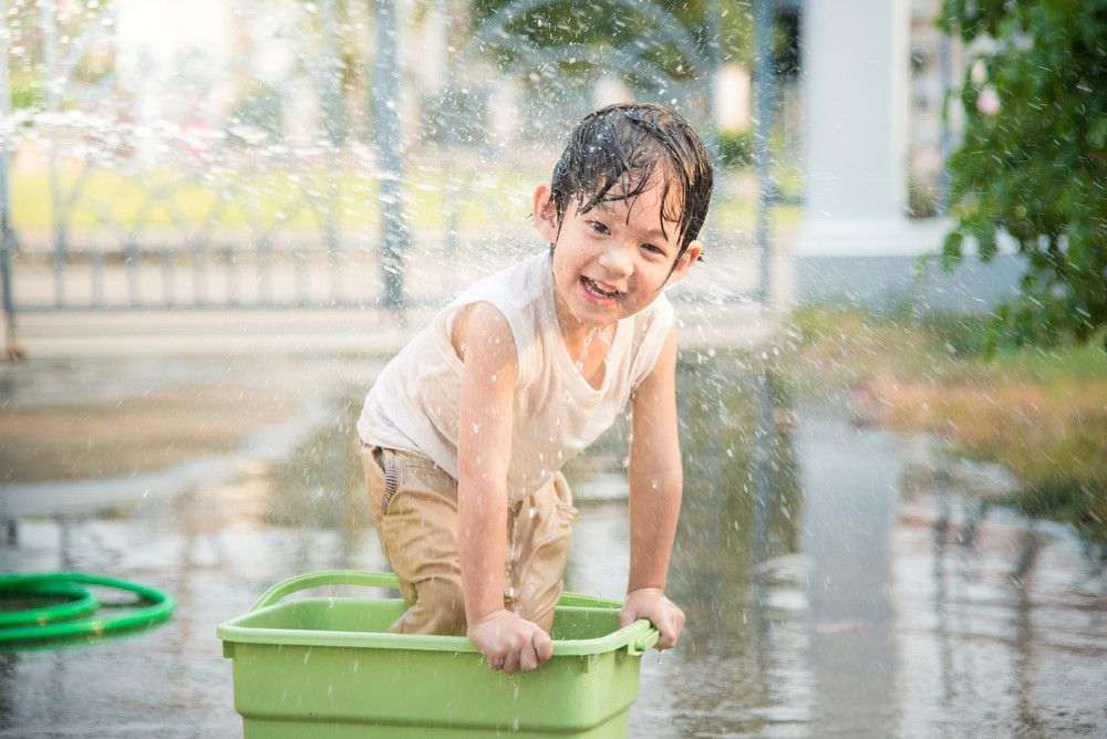 Tips Melindungi Anak di Musim Hujan