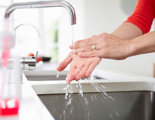 Pentingnya Cuci Tangan Sebelum Sentuh Bayi