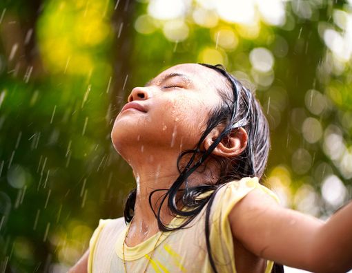 Anak Ingin Main Hujan? Ini Tips agar Tetap Aman