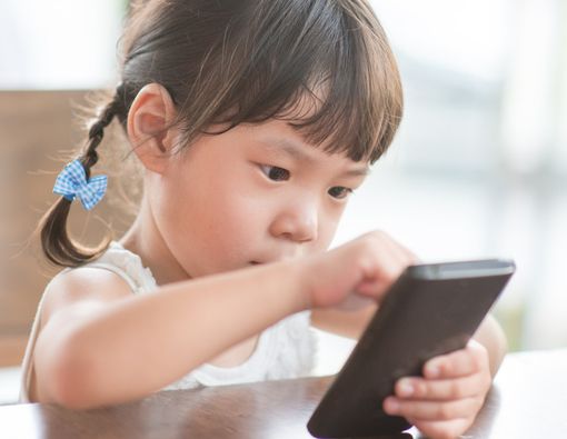 Kapan Boleh Memberi Ponsel untuk Anak?