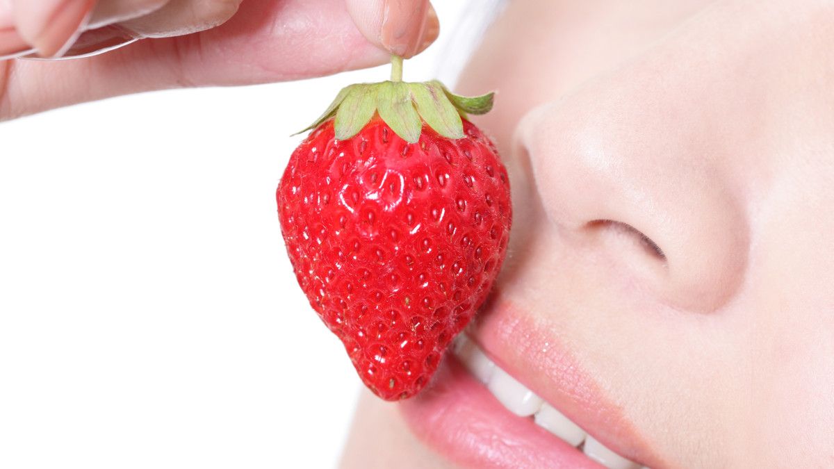Fakta Sehat Memerahkan Bibir secara Alami dengan Stroberi