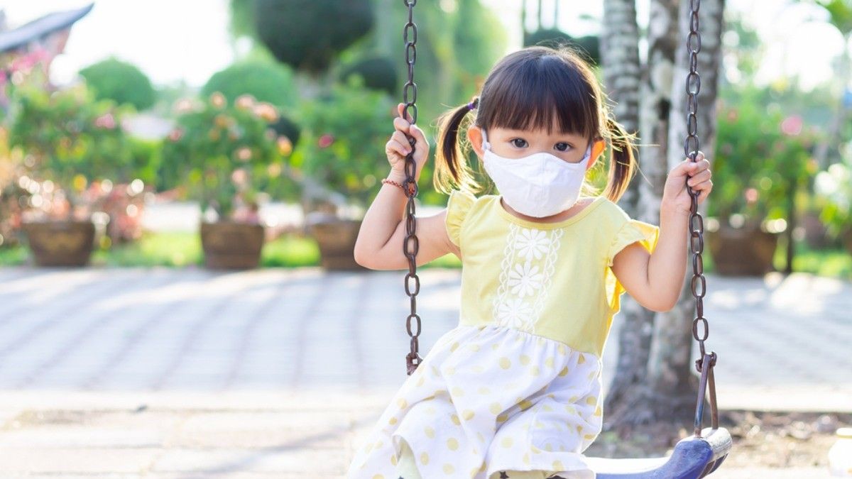 Anak Main di Luar saat New Normal? Ini Tips Amannya!
