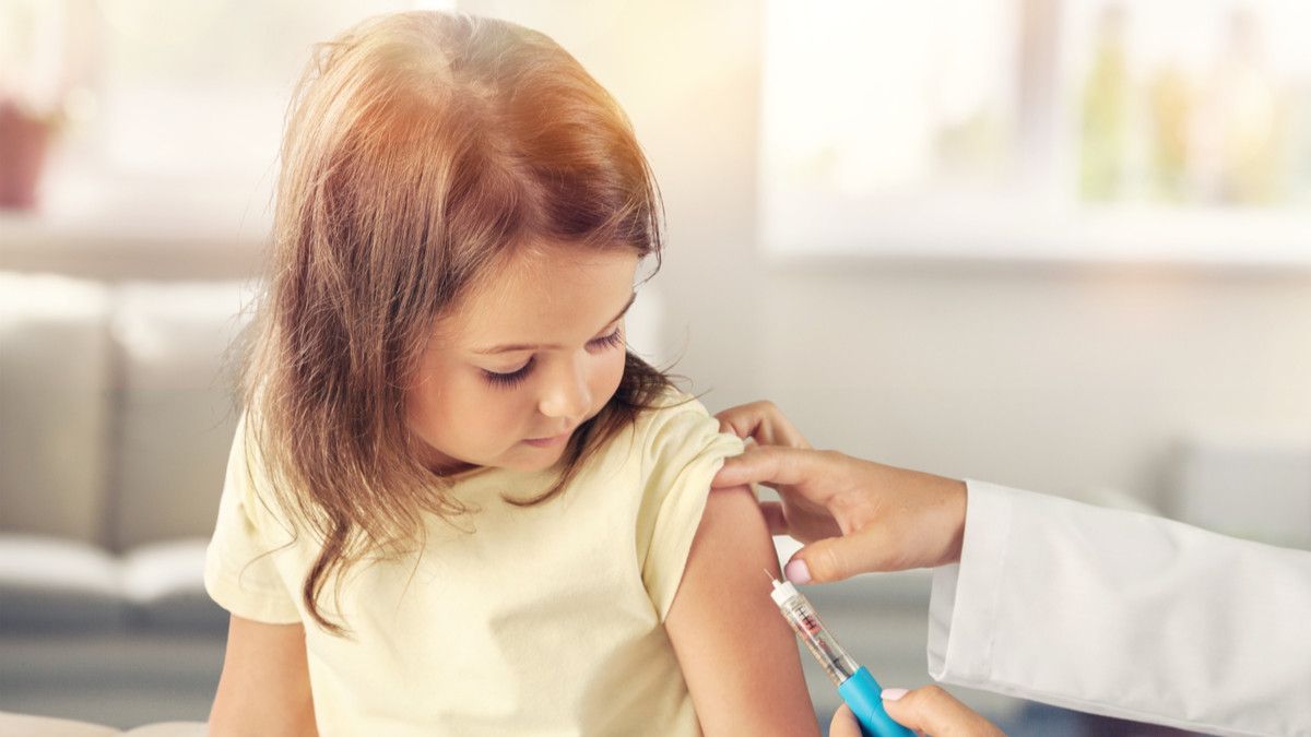Cara Mudah Bikin Anak Tenang Saat Imunisasi