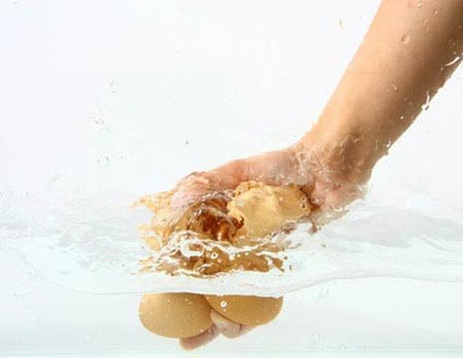 Mencuci Telur Sebelum Disimpan Dapat Membahayakan