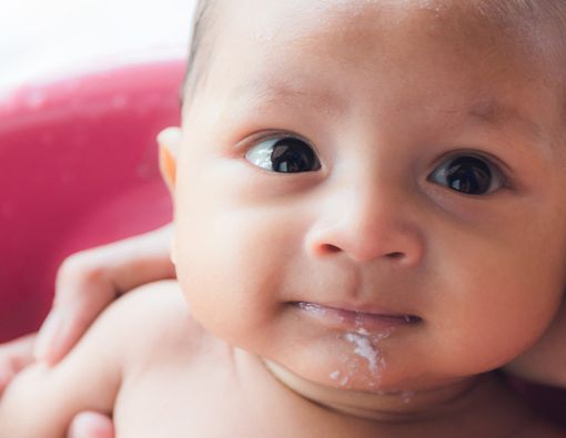 Bayi Sering Muntah, Pertanda Apa?