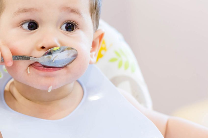 5 Tahap Perkembangan Kemampuan Makan si Kecil