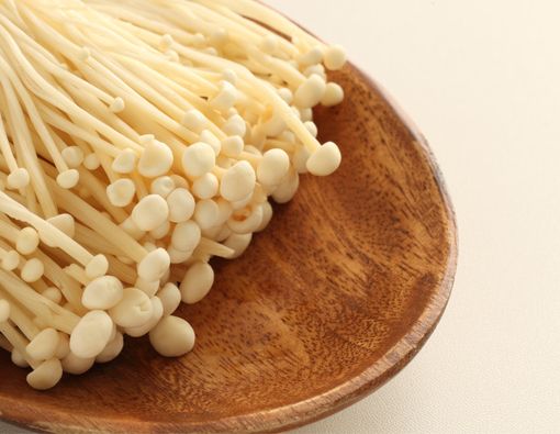 Hati-Hati Saat Mau Makan Jamur Enoki, Ini Cara Membersihkannya!