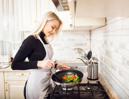 5 Kesalahan Saat Memasak yang Bikin Makanan Jadi Beracun