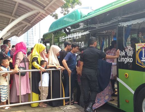 8 Kiat Tetap Sehat Meski Sering Naik Angkutan Umum