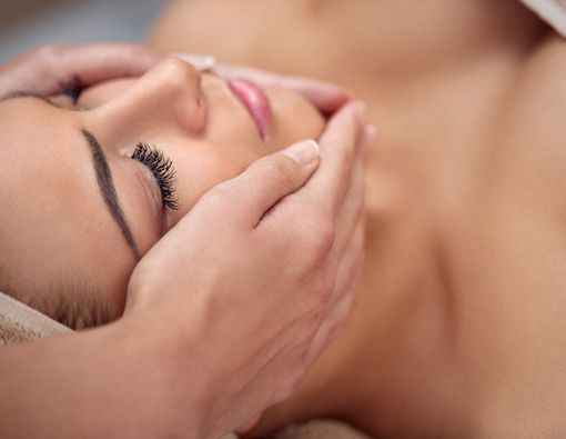 6 Kiat Mengencangkan Kulit Wajah Secara Alami