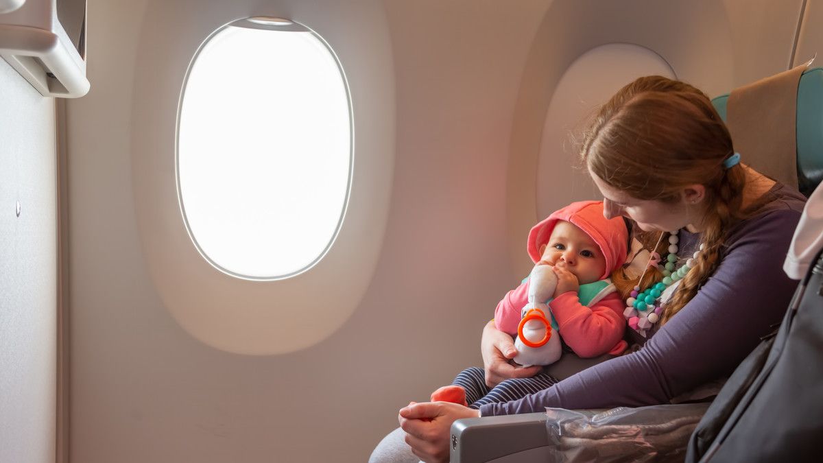 Trik Atasi Anak Nangis Saat di Pesawat