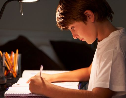 Anak Remaja Terlalu Patuh, Orangtua Perlu Bersyukur atau Curiga?