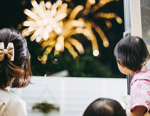 Cara Aman Nonton Kembang Api jika si Kecil Alergi Debu atau Asap