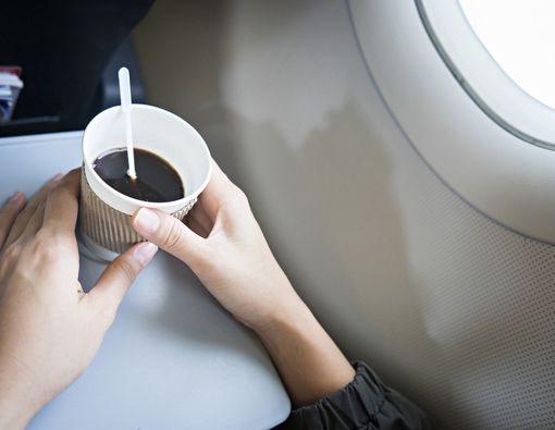 Mengapa Minum Kopi atau Teh Saat di Pesawat Bikin Repot?