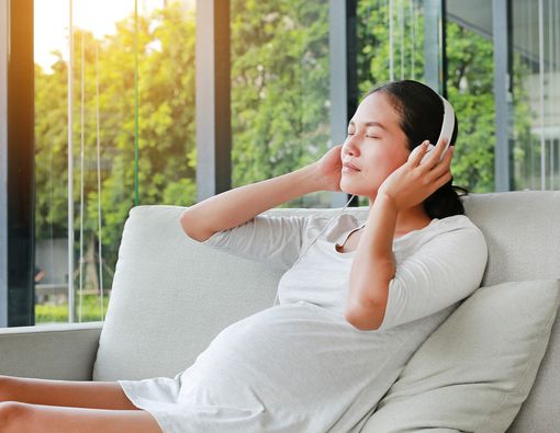 4 Manfaat Mendengarkan Musik Klasik Selama Hamil