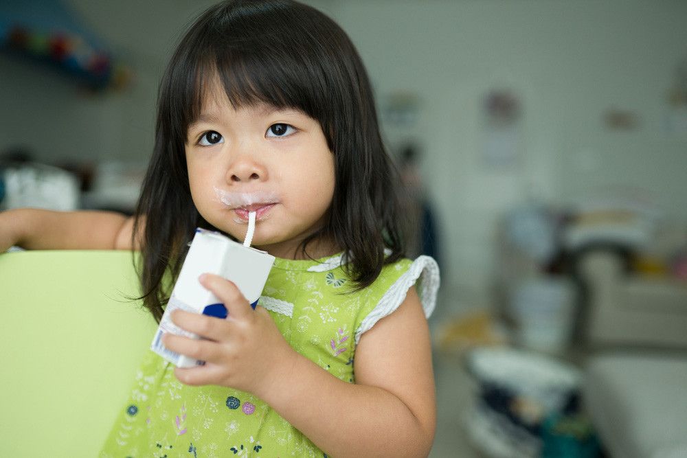 Ini Cara agar si Kecil Tak Bosan Minum Susu