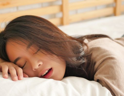 Bikin Basah Bantal, Ini Penyebab Sering Ngiler Saat Tidur