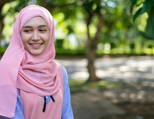 8 Cara Mengatasi Ketombe untuk Wanita Berhijab